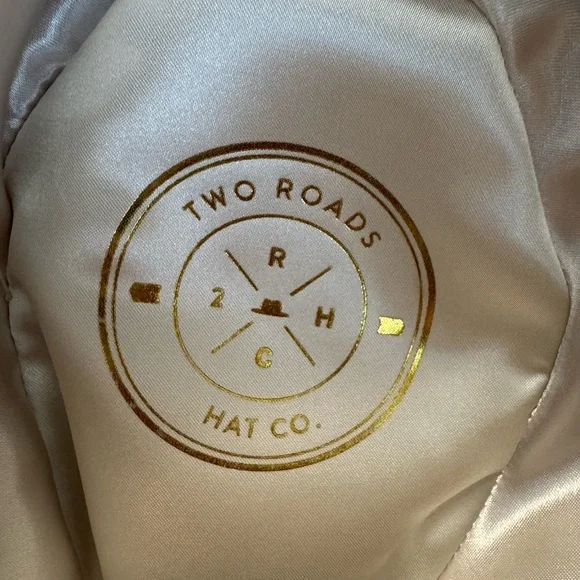 Stylish White Hat with Modern Design and Comfortable Fit - Picture 7 of 8